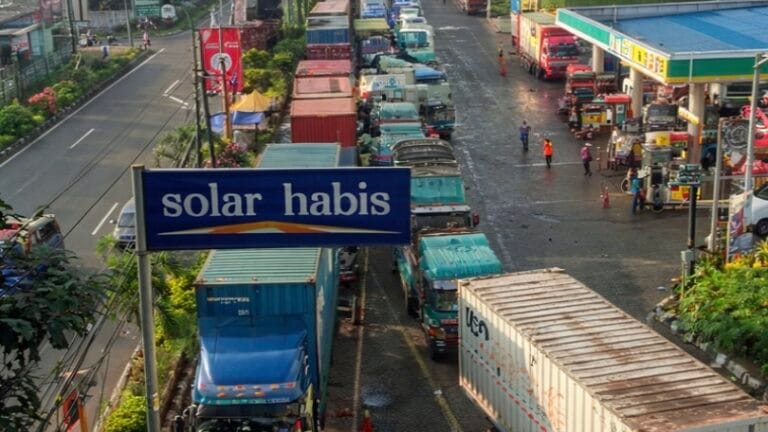 Takah ula antrean oto manunggu solar