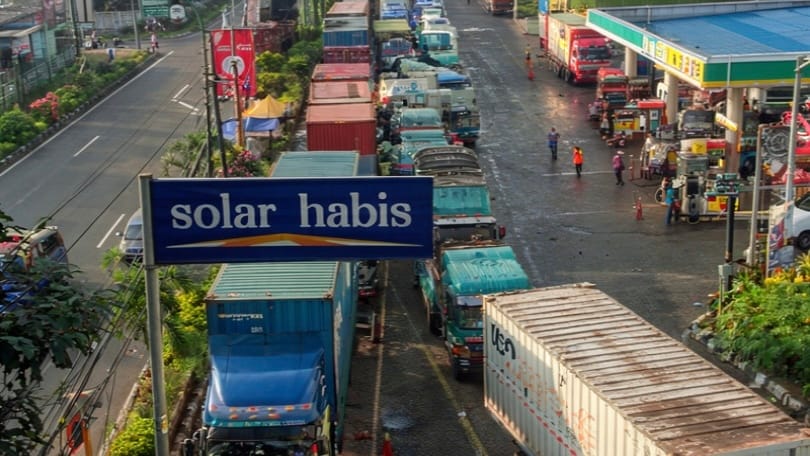 Takah ula antrean oto manunggu solar