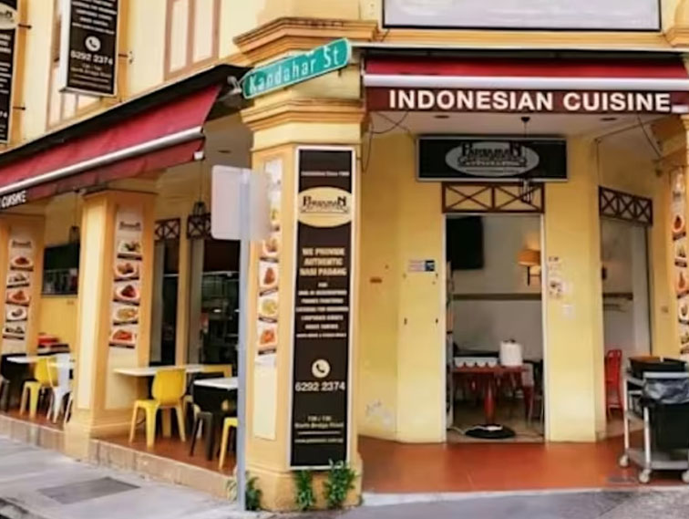 Dulu namonyo Warong Nasi Pariaman di siko tapi kini baganti jo RM Sederhana