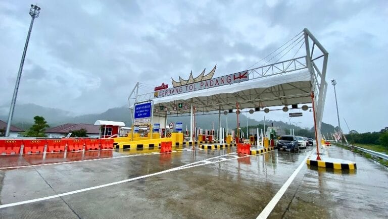 Dari gerbang tol Duku ko nanti bisa taruih ka bukiktinggi