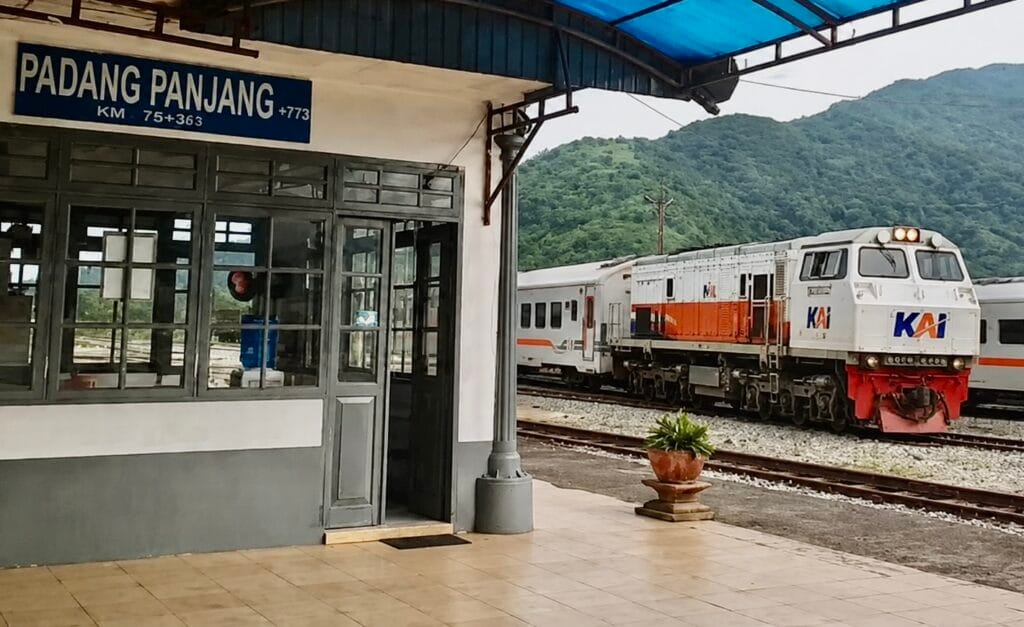 Stasiun Padang Panjang (ilustrasi AI)